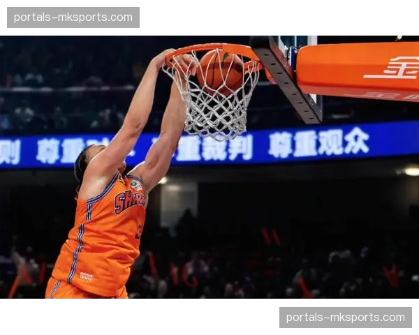 上海洛夫顿贡献15分8篮板 内线统治力十足两不误